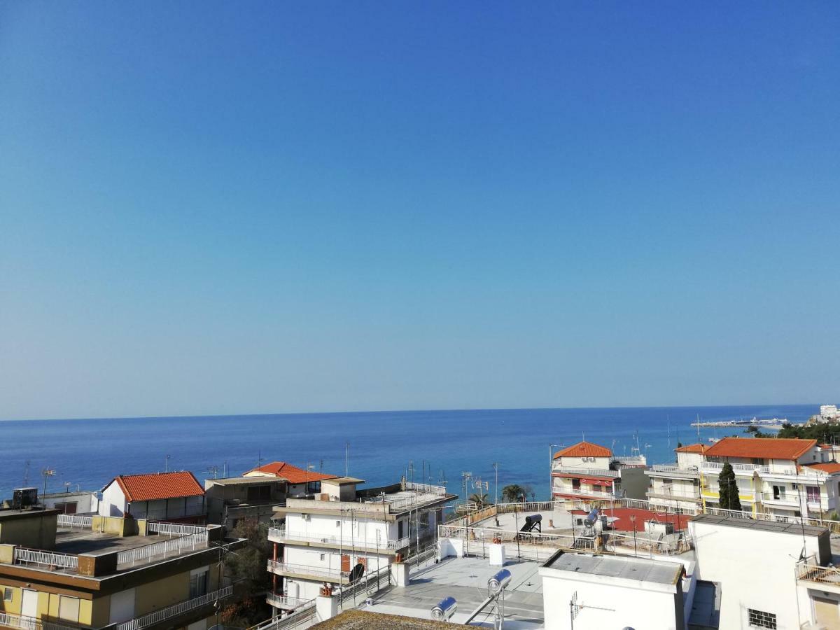 Crystal Blue Apartments Nea Kallikrateia Exterior foto